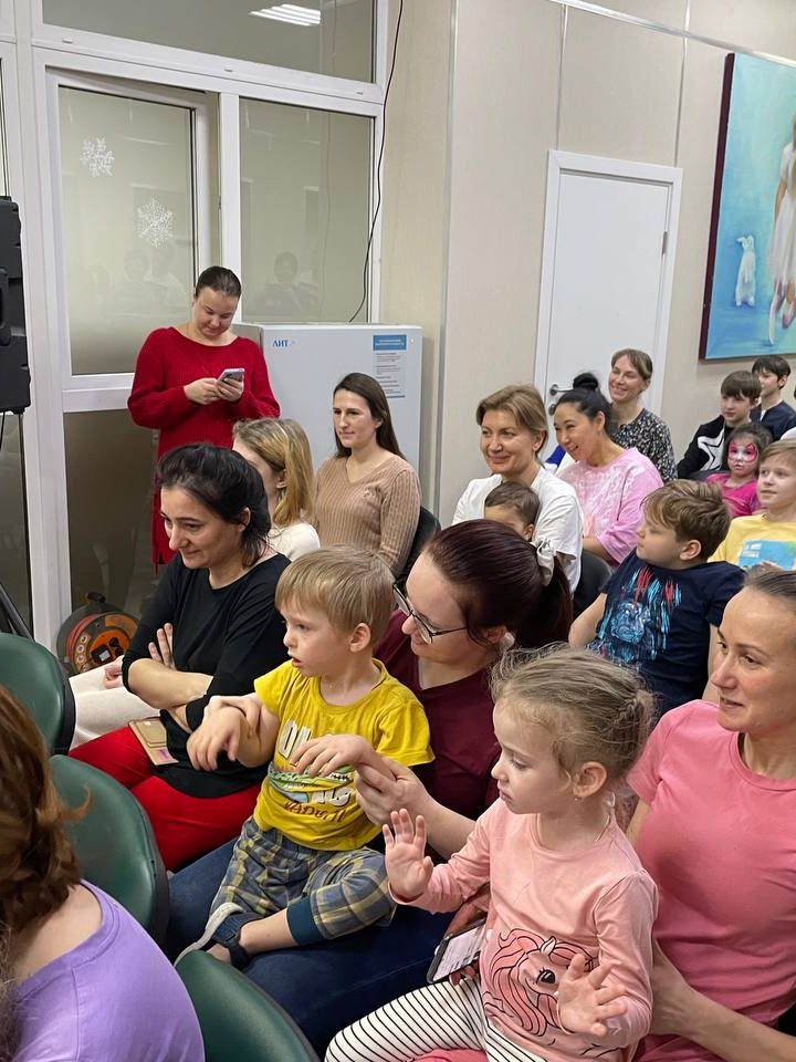 🎄В преддверии новогоднего праздника сказочные волшебники появились у новогодней елки в нашей больнице.