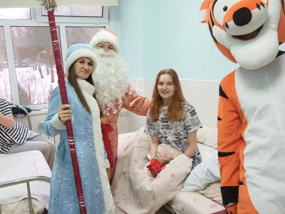 Представители Молодежного Совета, переодевшись в костюмы, организовали предновогоднее чудо специально для детей, находящихся на лечении.