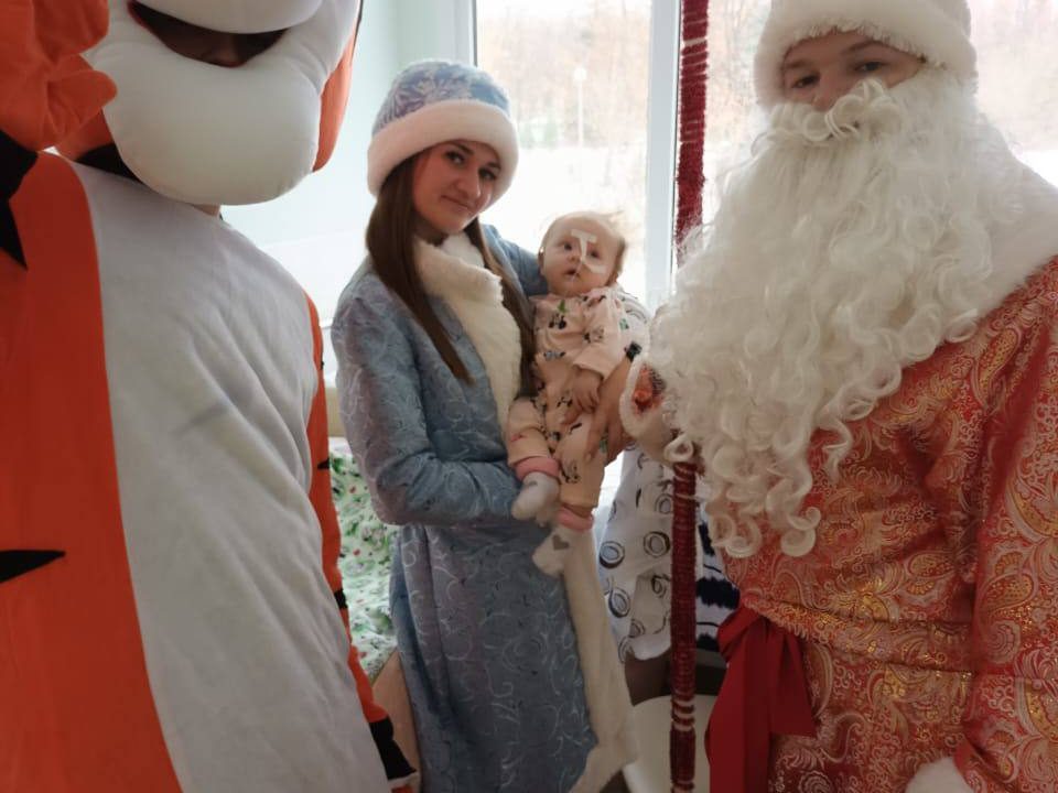 Представители Молодежного Совета, переодевшись в костюмы, организовали предновогоднее чудо специально для детей, находящихся на лечении.