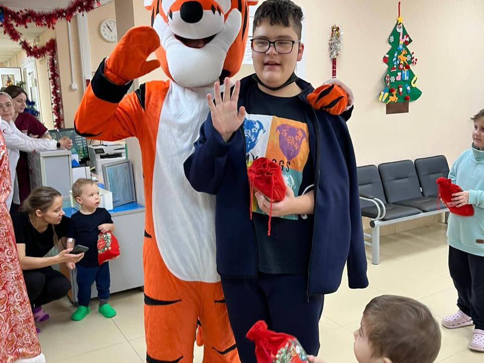 Представители Молодежного Совета, переодевшись в костюмы, организовали предновогоднее чудо специально для детей, находящихся на лечении.