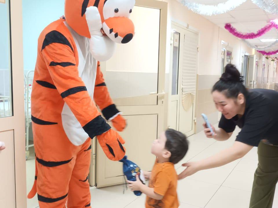 Представители Молодежного Совета, переодевшись в костюмы, организовали предновогоднее чудо специально для детей, находящихся на лечении.