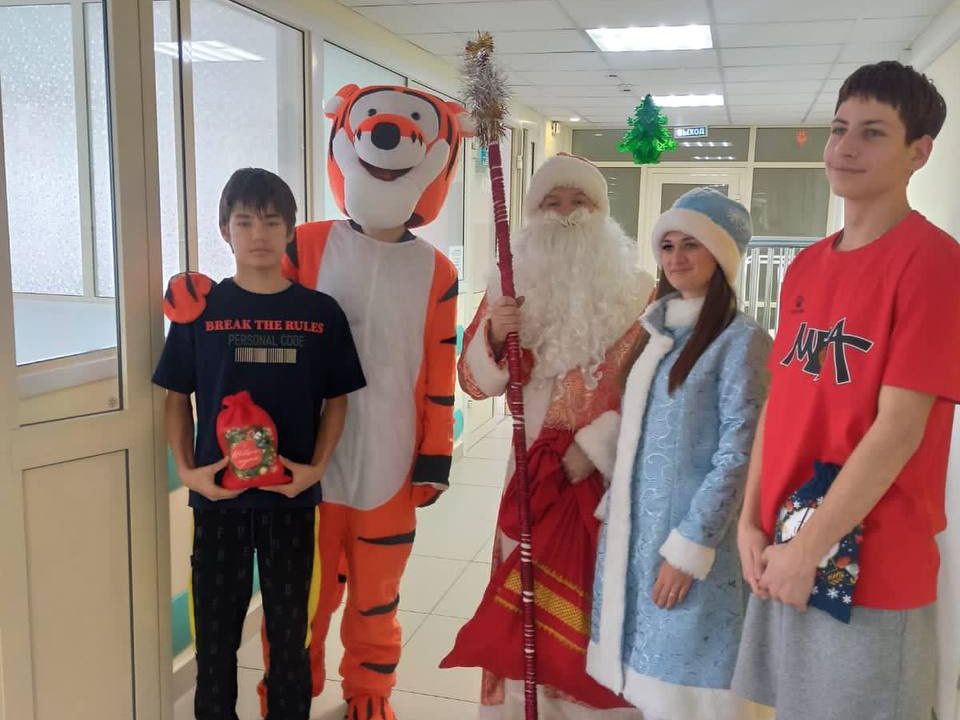 Представители Молодежного Совета, переодевшись в костюмы, организовали предновогоднее чудо специально для детей, находящихся на лечении.