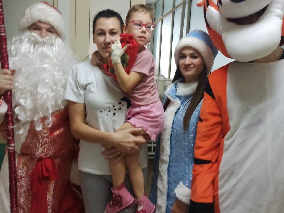 Представители Молодежного Совета, переодевшись в костюмы, организовали предновогоднее чудо специально для детей, находящихся на лечении.