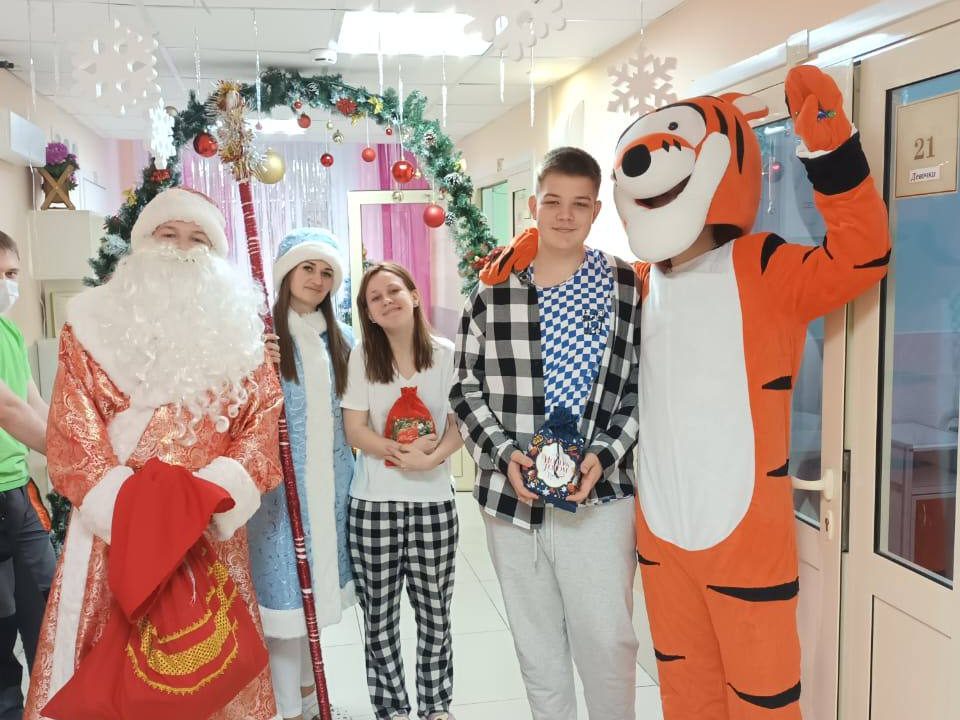 Представители Молодежного Совета, переодевшись в костюмы, организовали предновогоднее чудо специально для детей, находящихся на лечении.
