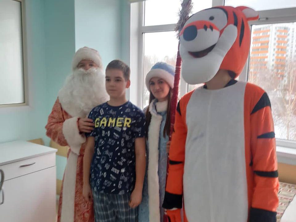 Представители Молодежного Совета, переодевшись в костюмы, организовали предновогоднее чудо специально для детей, находящихся на лечении.