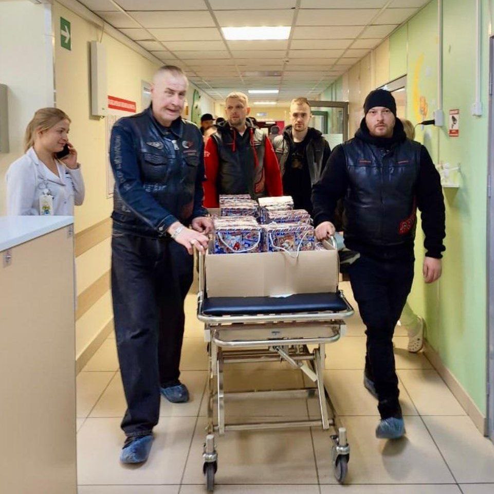 «Ночные волки» вручили подарки пациентам ДГКБ им. З.А. Башляевой