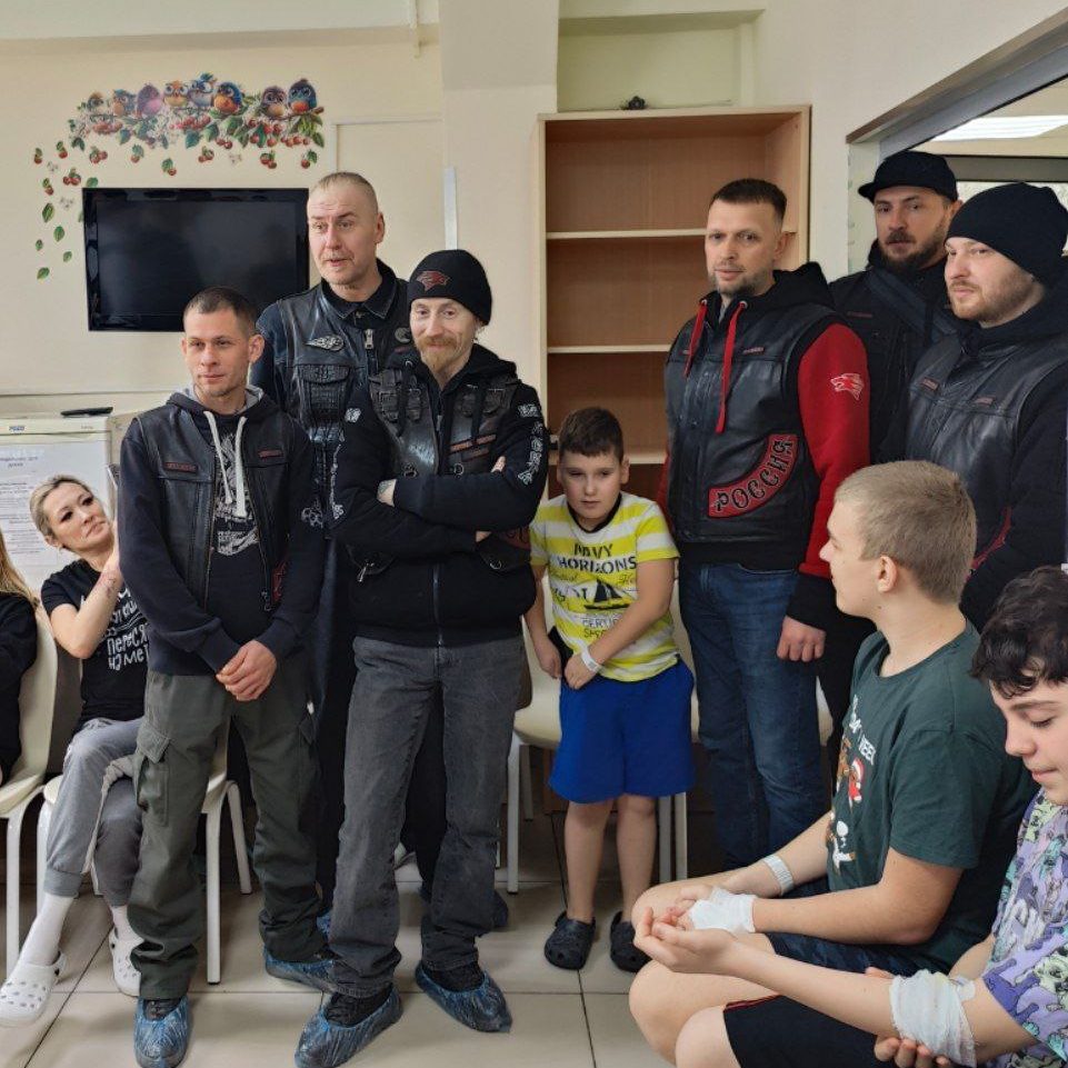 «Ночные волки» вручили подарки пациентам ДГКБ им. З.А. Башляевой