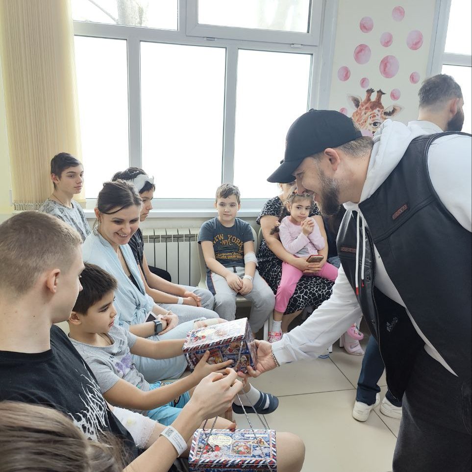 «Ночные волки» вручили подарки пациентам ДГКБ им. З.А. Башляевой