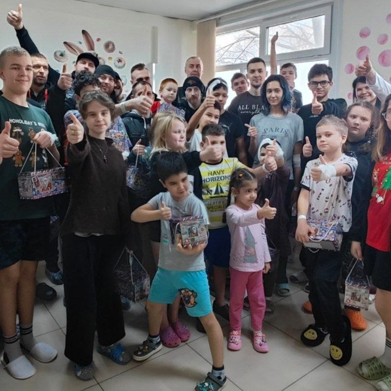 «Ночные волки» вручили подарки пациентам ДГКБ им. З.А. Башляевой