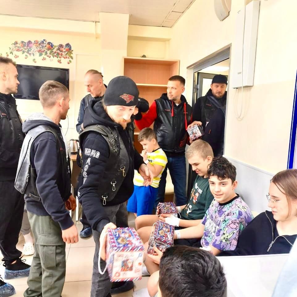«Ночные волки» вручили подарки пациентам ДГКБ им. З.А. Башляевой