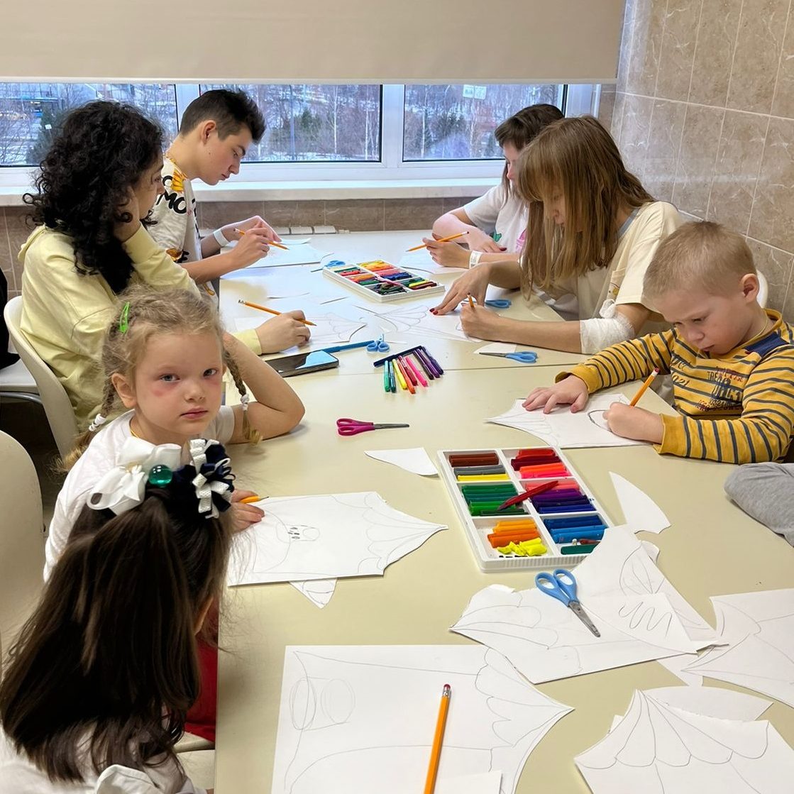 Пациенты ДГКБ им. З.А. Башляевой рисуют цирк