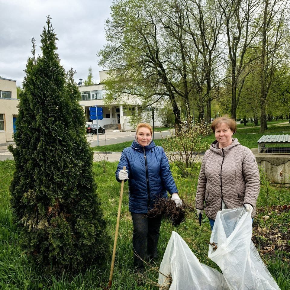 Наш субботник: продолжаем приводить территорию в порядок