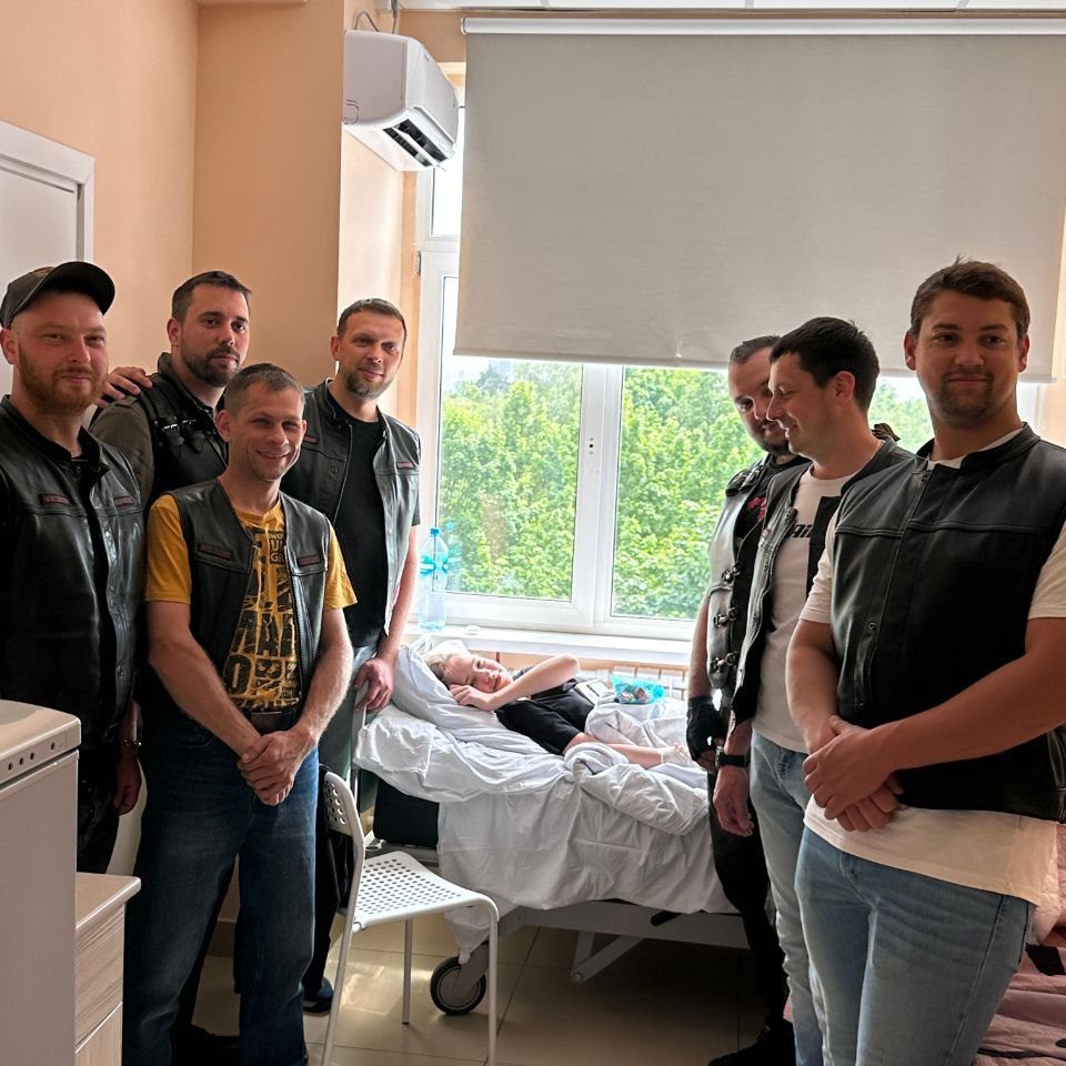 «Ночные волки» поздравили пациентов с Днем защиты детей